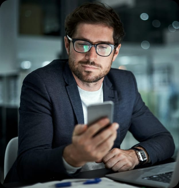 Pessoa recebendo uma notificação de vazamento de dados no celular